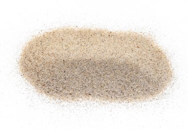 Gerçek açık kahverengi taneli kum arka plan veya doku olarak beyaz izole 