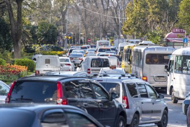 Soçi - Nis 09: 09 Nisan'da Soçi ana Caddesi'nde Trafik Sıkışıklığı. Rusya'da 2019