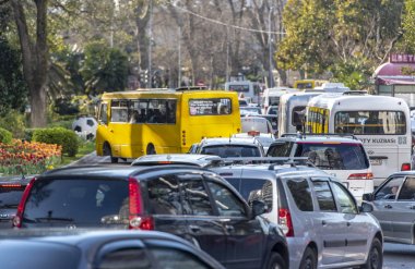 Soçi - Nis 09: 09 Nisan'da Soçi ana Caddesi'nde Trafik Sıkışıklığı. Rusya'da 2019