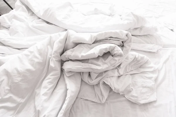 Τσαλακωμένη Κουβέρτα Και Σεντόνι Στο Κρεβάτι Πρωί Φόντο Στο Ξενοδοχείο — Φωτογραφία Αρχείου