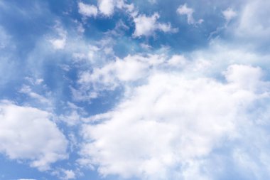 Yaz mavisi Gökyüzü ve Arka Plan veya Doku olarak yumuşak beyaz Bulutlar