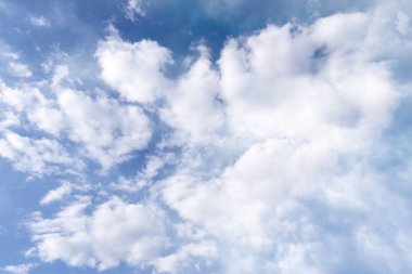 Yaz mavisi Gökyüzü ve Arka Plan veya Doku olarak yumuşak beyaz Bulutlar