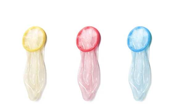 Tre Använda Kondomer Röd Gul Och Blå Isolerad Vit Bakgrund — Stockfoto