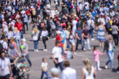 Arka Plan olarak kalabalık Insanların Bulanık Resim, Odak Dışında Yaz Günü İnsanlar Kalabalık Resmi