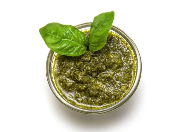 İtalyan Sos Pesto veya beyaz Arka Plan izole Basil Pesto kase Top View