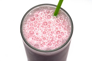 Beyaz Arka Plan üzerinde izole Çilek Milkshake ile Cam Üst görünümü