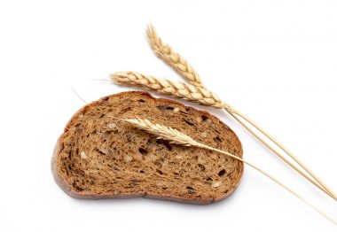 Beyaz Arka Plan üzerinde izole Dilim çok Taneli kahverengi Ekmek Üst görünümü