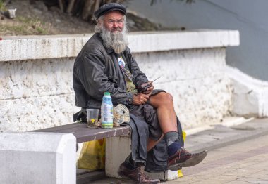 Rusya'da Soçi'de Bir Sokakta Dilenci Evsiz Zavallı Adam