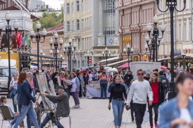 Moskova-19 Temmuz: eski Arbat Caddesi ile Hediyelik eşya dükkanları ve turistler 19 Temmuz 'da Moskova 'da. 2019 Rusya Federasyonu