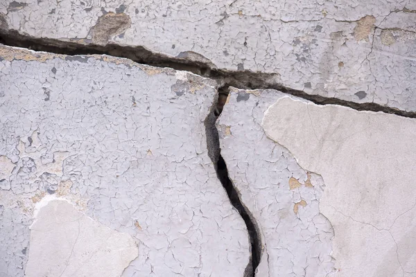 背景またはテクスチャとして深い大きな亀裂を持つ古いコンクリート壁 — ストック写真