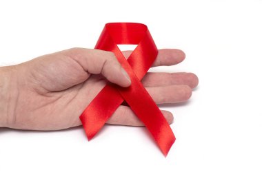 Beyaz arka planda izole adam Hand üzerinde kırmızı şerit. Adam kırmızı şerit tutan-HIV ve AIDS için umut sembolü