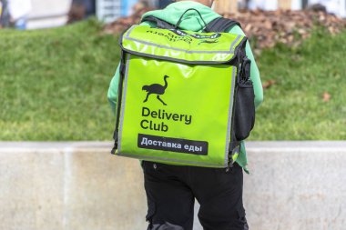 Moskova-10 Temmuz: teslim kulüp Işçisi ile markalı sırt çantası Moskova 'da 10 Haziran. 2019 Rusya 'da. Delivery Club, gıda teslimatı için mobil ve Masaüstü platformudur