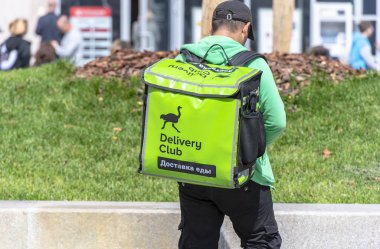 Moskova-10 Temmuz: teslim kulüp Işçisi ile markalı sırt çantası Moskova 'da 10 Haziran. 2019 Rusya 'da. Delivery Club, gıda teslimatı için mobil ve Masaüstü platformudur
