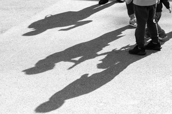 Sombras Silhuetas Três Crianças Brincando Uma Rua Superfície Estrada Asfalto — Fotografia de Stock