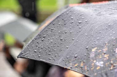 Yağmur Günü, Şehirde Şiddetli Yağmur, Siyah Şemsiye Yüzeyinde Damlalar, Fırtına sırasında Şemsiyeli İnsanlar