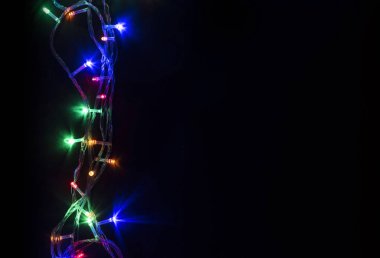Noel ışıkları, siyah arka plan üzerinde parlayan Çelenkile Noel arka plan, Metin için alan
