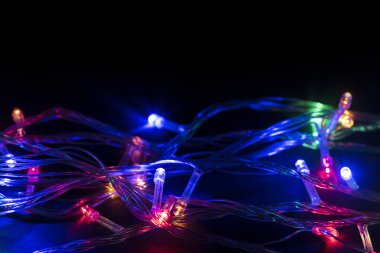 Noel ışıkları, siyah arka plan üzerinde parlayan Çelenkile Noel arka plan, Metin için alan