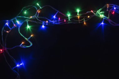 Noel ışıkları, siyah arka plan üzerinde parlayan Çelenkile Noel arka plan, Metin için alan