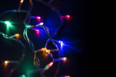 Noel ışıkları, siyah arka plan üzerinde parlayan Çelenkile Noel arka plan, Metin için alan