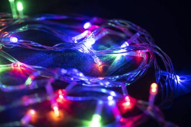 Noel ışıkları, siyah arka plan üzerinde parlayan Çelenkile Noel arka plan, Metin için alan