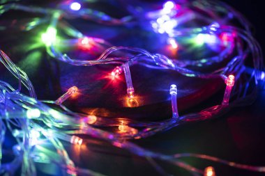 Noel ışıkları, siyah arka plan üzerinde parlayan Çelenkile Noel arka plan, Metin için alan