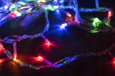 Noel ışıkları, siyah arka plan üzerinde parlayan Çelenkile Noel arka plan, Metin için alan