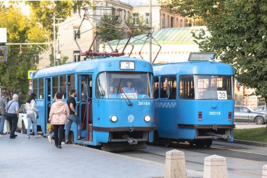 Moskova - Ağu 13: 13 Ağustos'ta Moskova Tramvay durağında Moskova toplu taşıma ve Yolcu olarak mavi Tramvay eski modelleri. Rusya'da 2019