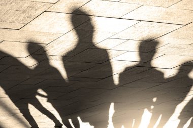 İnsanlar, gölgeler ve kaldırımda insanların siluetleri, sabah ışıklarında kaldırım, Arka plan veya doku olarak, kavram resmi