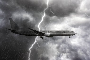 Şiddetli yağmur sırasında uçak, fırtına yıldırım ile fırtına, arka planda fırtınalı hava