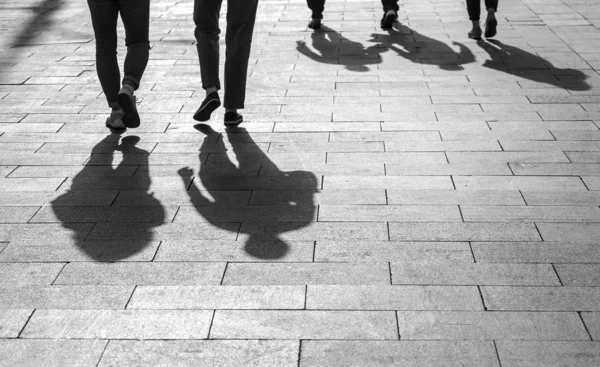 Sombras Silhuetas Pessoas Cidade Durante Pôr Sol Pessoas Andando Uma — Fotografia de Stock