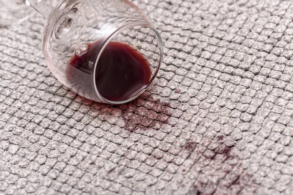 Copa Con Vino Tinto Suelo Vino Tinto Derramado Una Alfombra — Foto de Stock