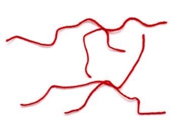 Beyaz Arka Plan'da yalıtılmış Kırmızı İş parçacıkları veya Dizeleri Soyut Desen. Kırmızı döndürülmüş Iplik.