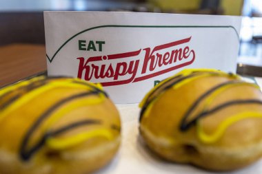 Berlin - 22 Eylül: Krispy Kreme Logo ve Donutlar 22 Eylül'de Berlin'de Cafe'de. Almanya'da 2019