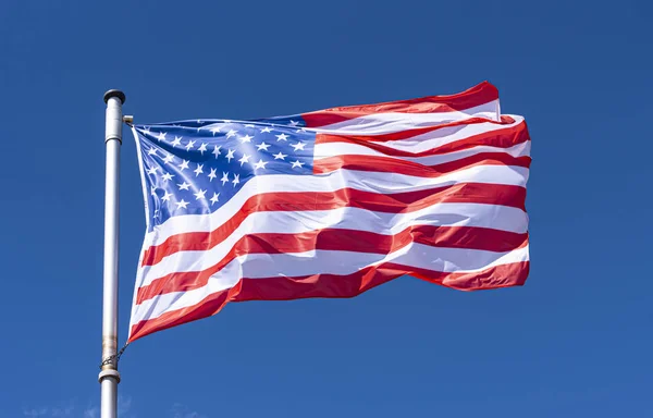 Bandera Estados Unidos Cielo Azul Como Fondo Bandera Estadounidense Ondeando — Foto de Stock