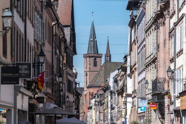 Strazburg - Nis 27: Geleneksel Mimari ile Strazburg Eski Bölümü Ana Görünümü. Kentsel Sahne, ulaşım ve İnsanlar 27 Nisan'da. 2018 Fransa'da