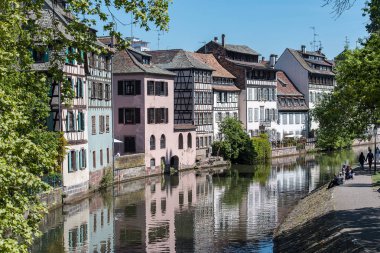 Strazburg - Nis 27: Strasbourg Petite Fransa, Nehir ve Turistler Nisan'da 27. 2018 Fransa'da. La Petite Fransa şehrin tarihi bir Mahallesi