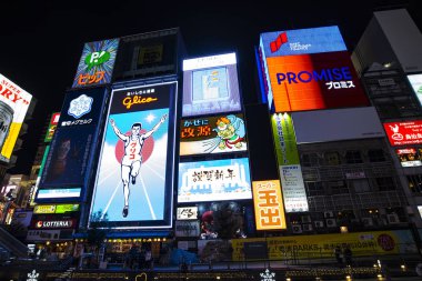 Osaka - Jan 09: Glico Man, Osaka 'nın Dotonbori eğlence bölgesinde 09 Ocak' ta reklam panosu açıyor. Japonya 'da 2017. Dotonbori, Osaka 'nın başlıca turizm merkezlerinden biridir..