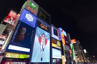 Osaka - Jan 09: Glico Man, Osaka 'nın Dotonbori eğlence bölgesinde 09 Ocak' ta reklam panosu açıyor. Japonya 'da 2017. Dotonbori, Osaka 'nın başlıca turizm merkezlerinden biridir..