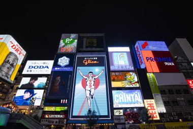 Osaka - Jan 09: Glico Man, Osaka 'nın Dotonbori eğlence bölgesinde 09 Ocak' ta reklam panosu açıyor. Japonya 'da 2017. Dotonbori, Osaka 'nın başlıca turizm merkezlerinden biridir..