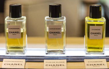 Paris - Mayıs 06: 26 Mayıs 'ta Paris' teki cam rafta bir şişe Chanel parfümü bulundu. Fransa 'da 2017