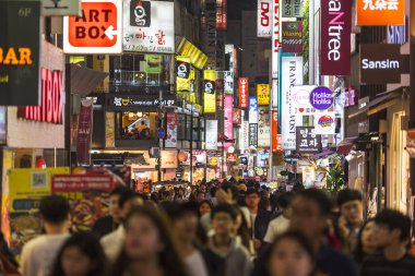Seul - 24 Eylül: 24 Eylül: Myeong-dong bölgesi gece hayatı kalabalığı ve Seul 'de neon reklamları. 2016 Güney Kore 'de