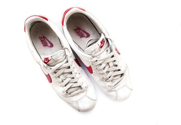 10月26日 10月26日 在Ny的白色背景下 古董脏耐克鞋被隔离 2019年在乌萨 耐克的Swoosh标志 形状像Tick — 图库照片