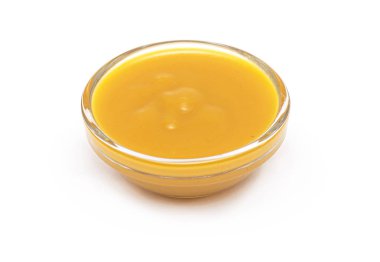 Mango püresi cam kasede, Mango meyveli püresi beyaz arka planda izole.