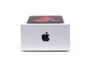 New York - 27 Ekim - Apple iPhone Kutusu, 27 Ekim 'de Ny' de beyaz arka planda izole edildi. 2019 Usa 'da