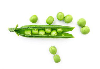 Yakın plan taze, çiğ bezelye, beyaz arka planda izole edilmiş bezelyeler.