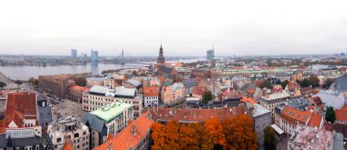 Riga, Letonya 'nın geniş panoramik manzarası. Gri sonbahar gününde eski bir tarihi kasaba. Riga 'nın muhteşem çatıları ve kiliseleri. 