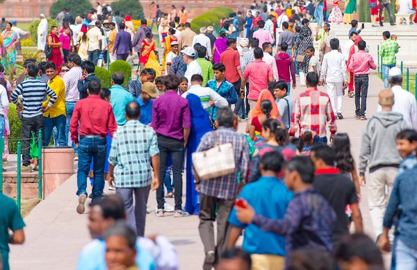 Agra Feb Multitud Indios Caminando Parque Ciudad Durante Cálido Día —  Fotos de Stock