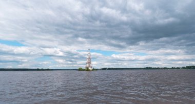 Volga nehri üzerindeki çan kulesinin ya da çan kulesinin su altında kalan Kalyazin 'in panoramik manzarası Rusya' nın eski Rus kenti Kalyazin 'deki eski bir kilisesinin bir parçasıdır.