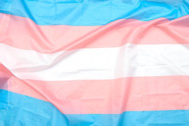 Beyaz, pembe, mavi şeritli transseksüel kumaş bayrağı. Arka plan veya doku olarak transseksüel gurur bayrağını kapat