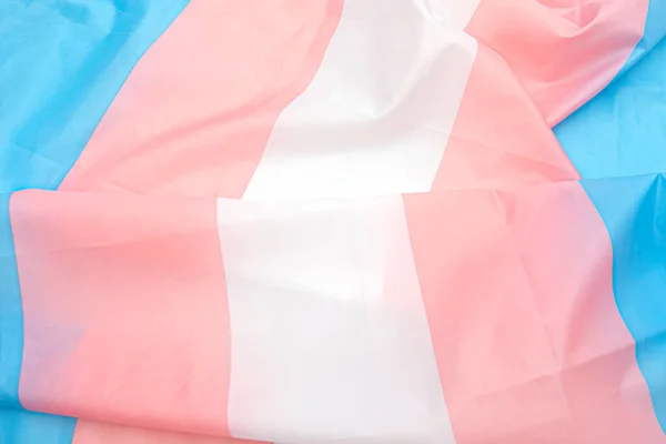 Beyaz, pembe, mavi şeritli transseksüel kumaş bayrağı. Arka plan veya doku olarak transseksüel gurur bayrağını kapat
